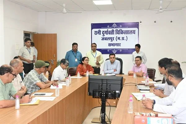 एल्गिन अस्पताल के बैठक कक्ष में मेज के दोनों ओर बैठे अधिकारी और बीच में अध्यक्षता करते कलेक्टर