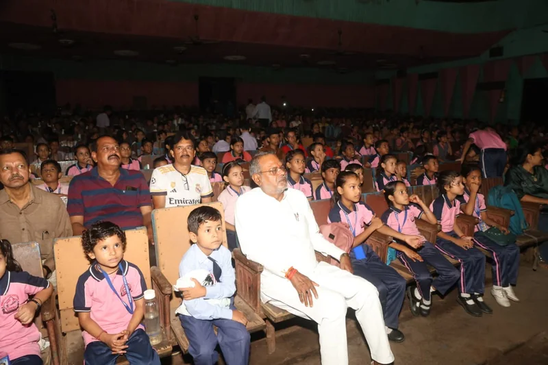 “सेवा-संकल्प अभियान”- मंत्री श्री कुशवाह ने बच्चों के साथ लिया ‘2 लिटिल इंडियंस’ फिल्म का आनंद