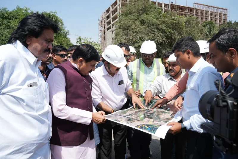 मुख्यमंत्री डॉ. यादव ने लोक नि.वि. द्वारा निर्मित की जा रही सड़क का किया निरीक्षण
